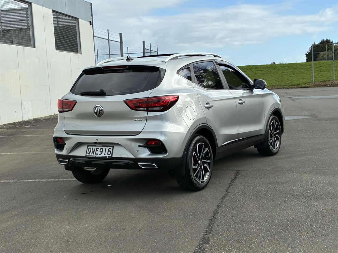Vehicle image 3