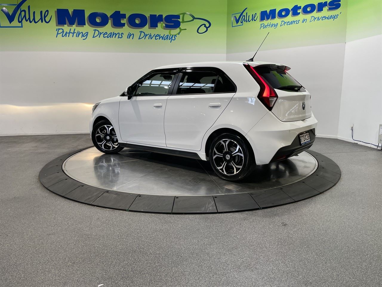 Vehicle image 5