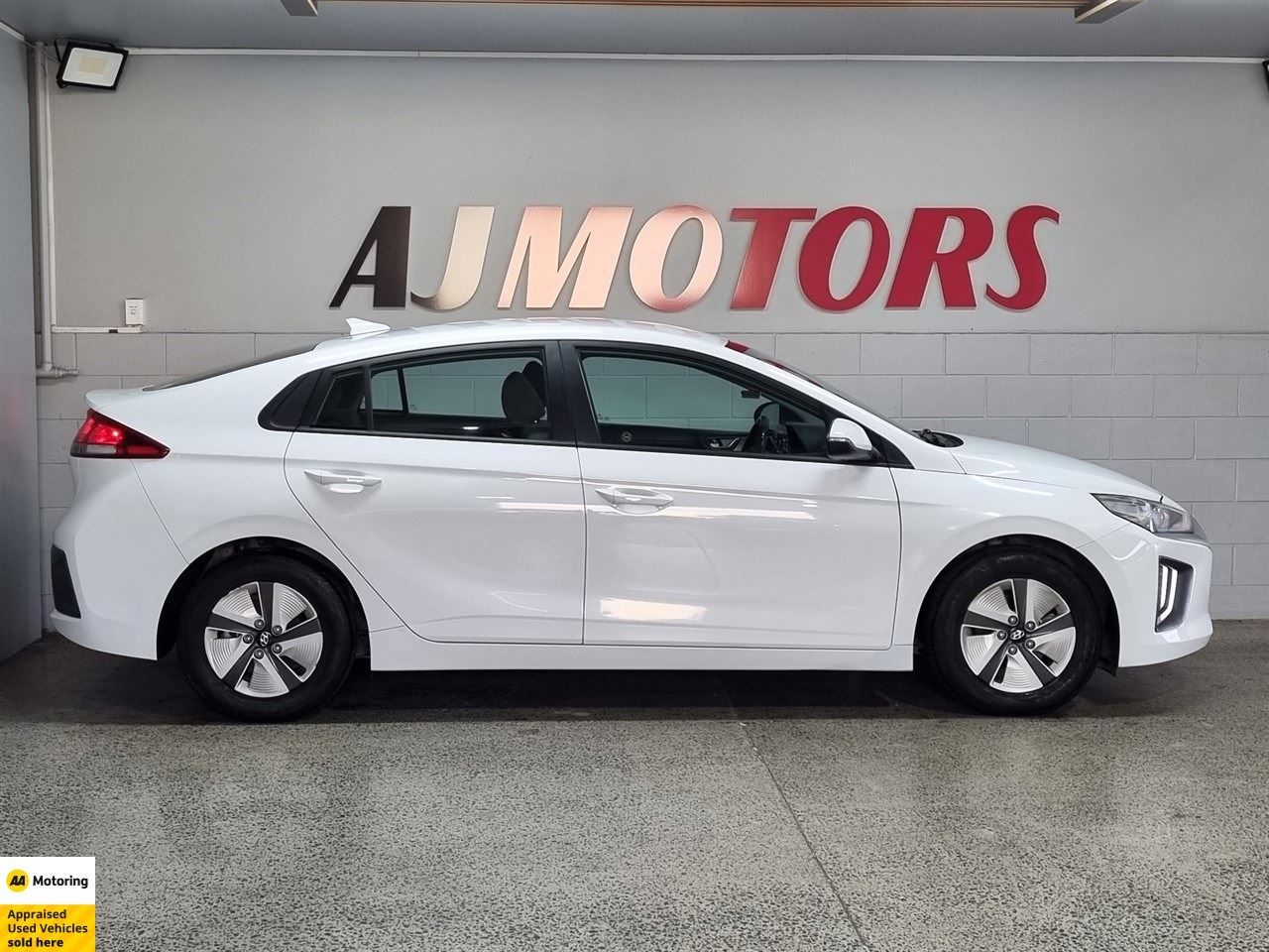 Vehicle image 5