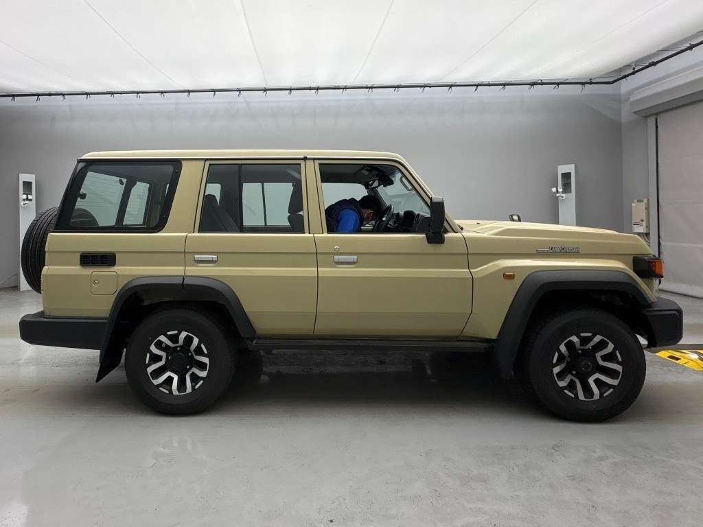 Vehicle image 4