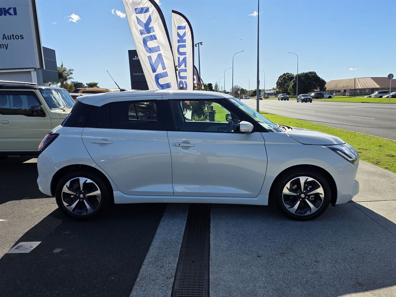 Vehicle image 4