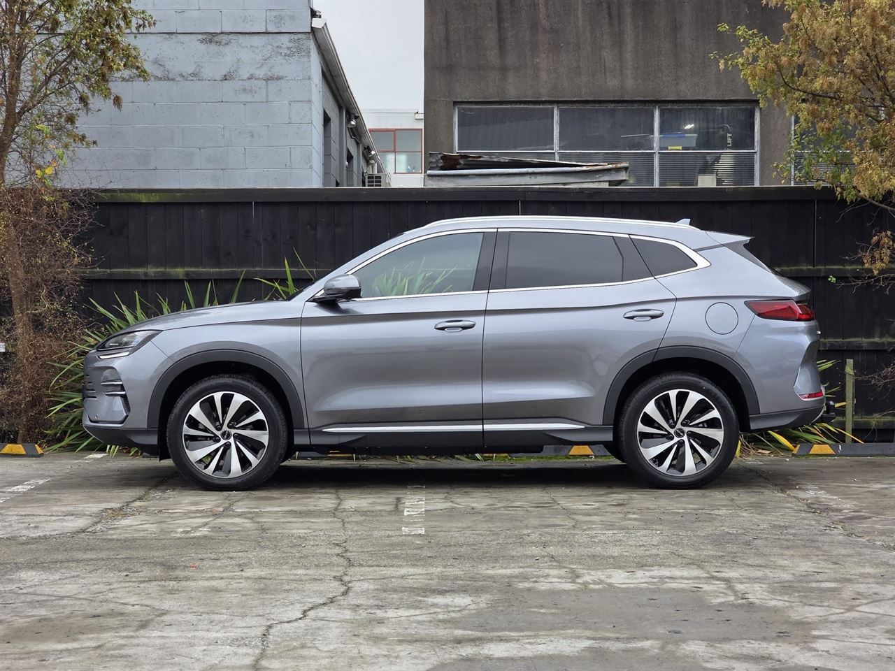Vehicle image 4