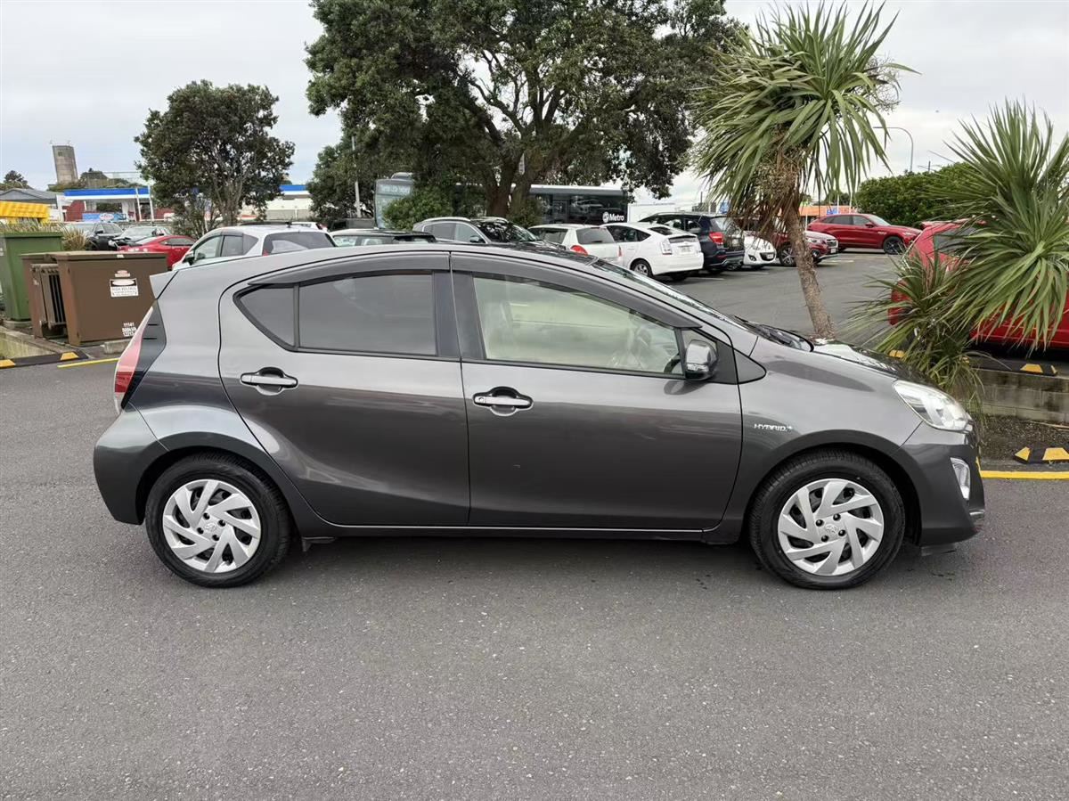 Vehicle image 4