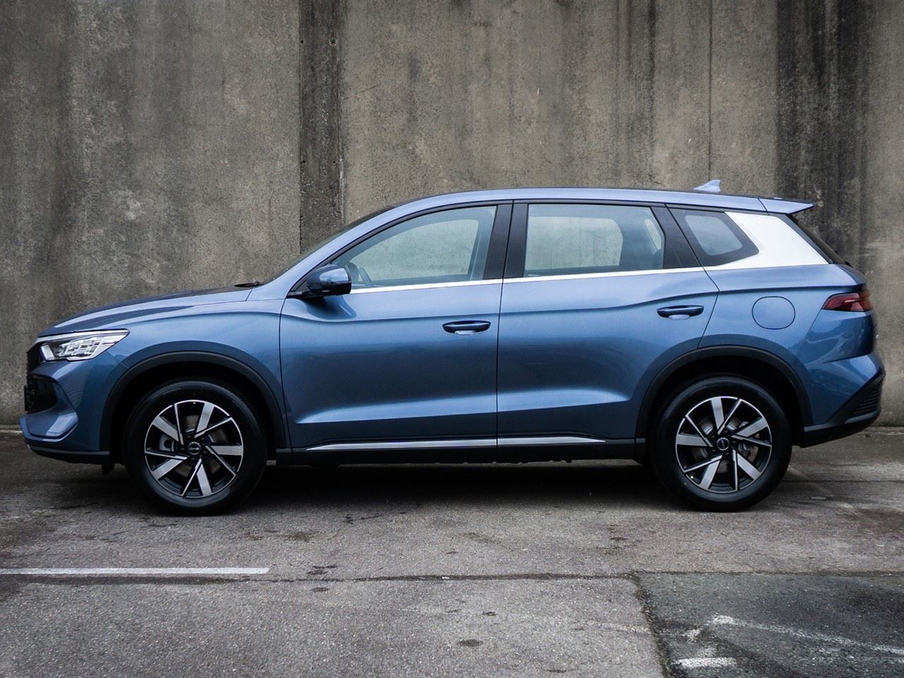 Vehicle image 5