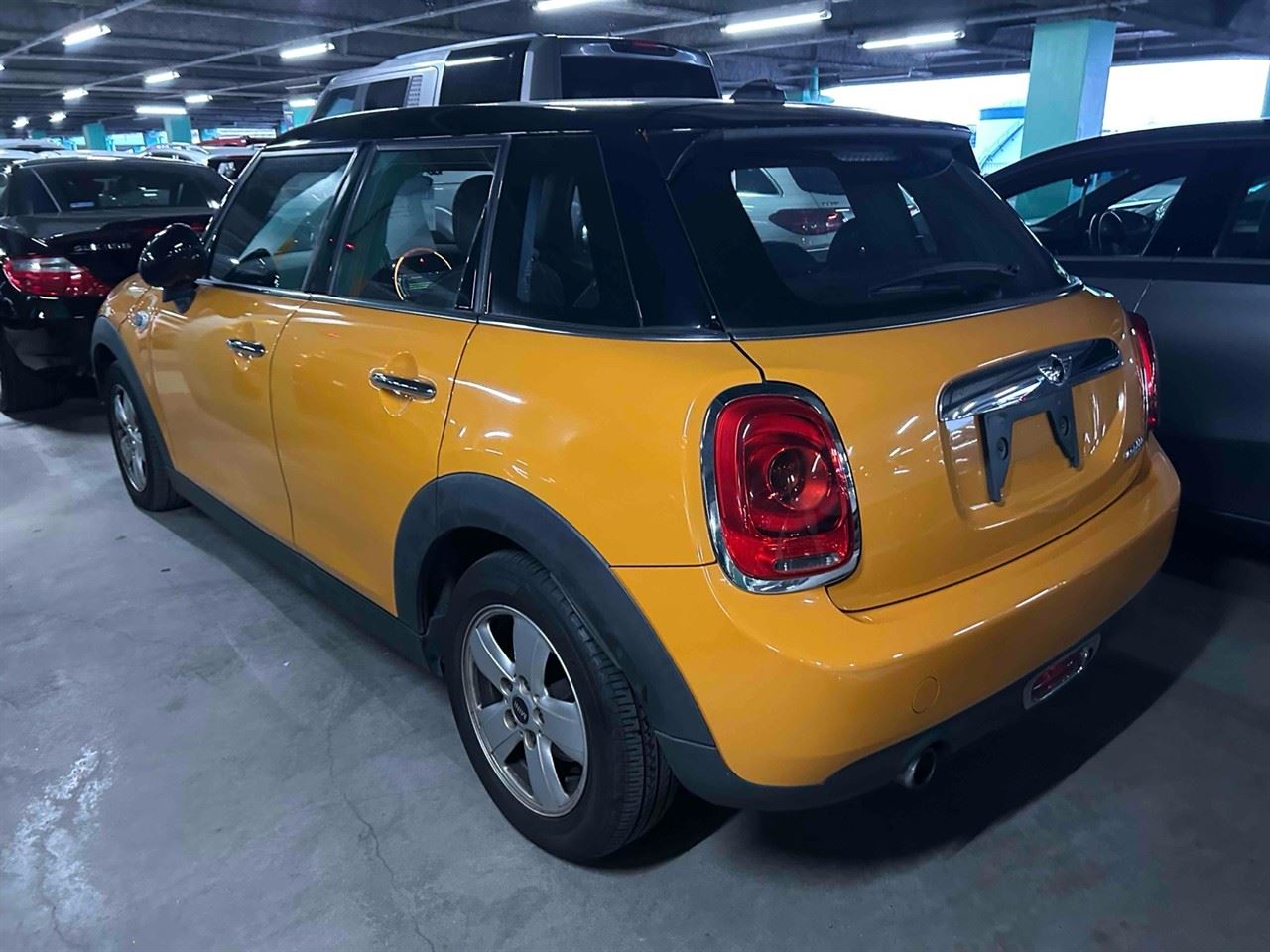 Vehicle image 4