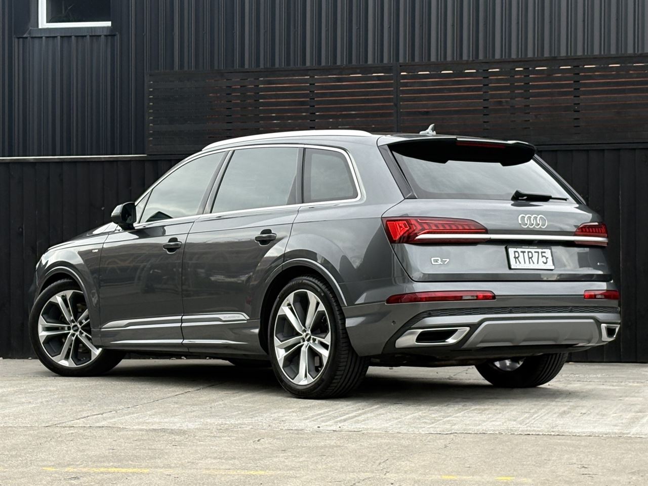 Vehicle image 4