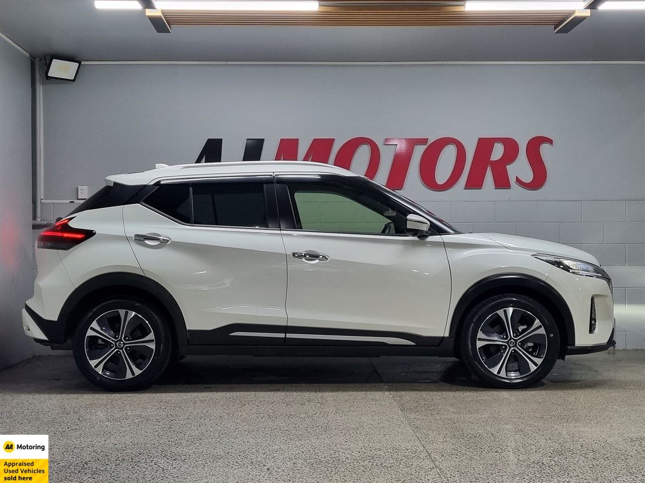Vehicle image 5