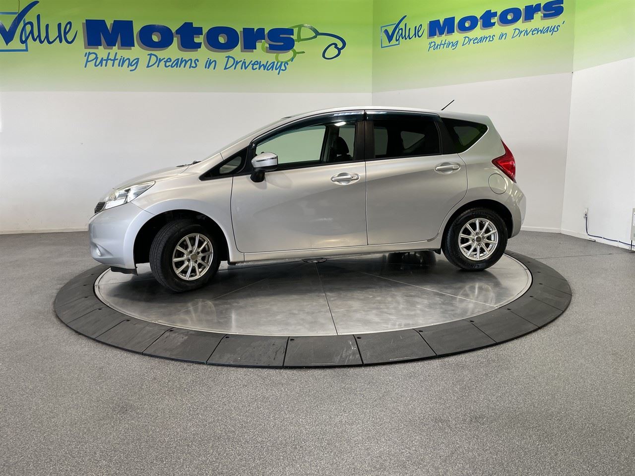 Vehicle image 4