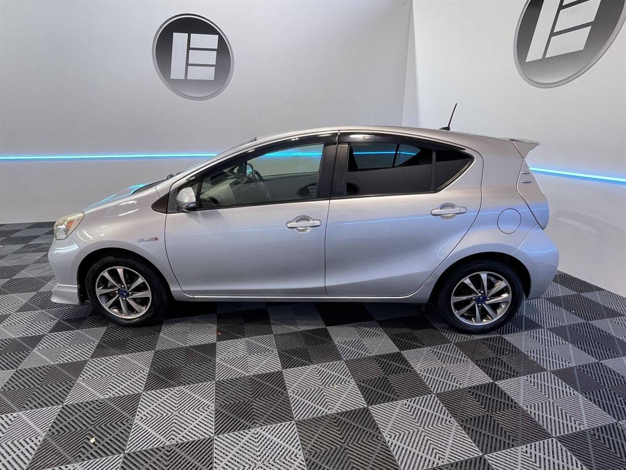 Vehicle image 5