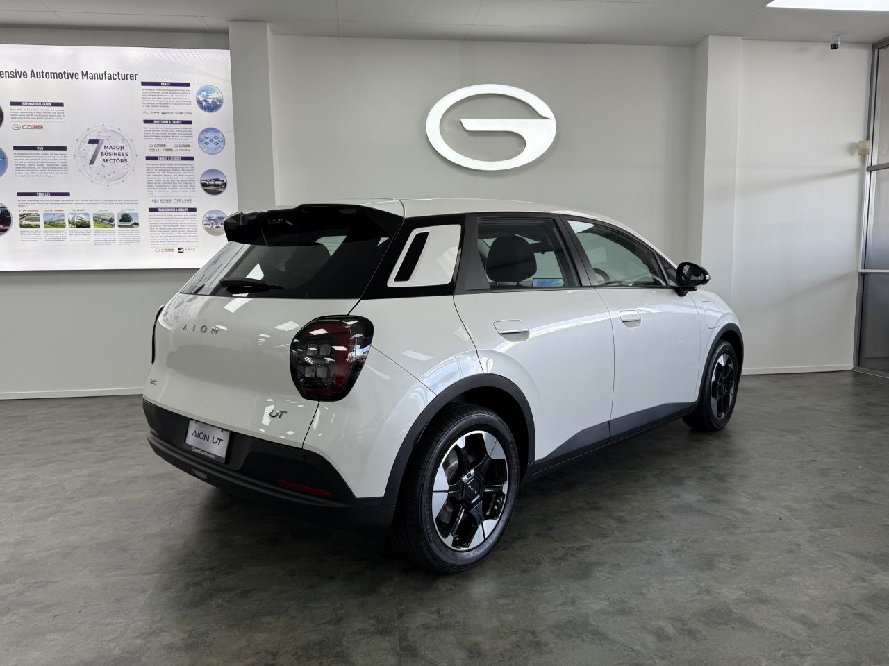 Vehicle image 5