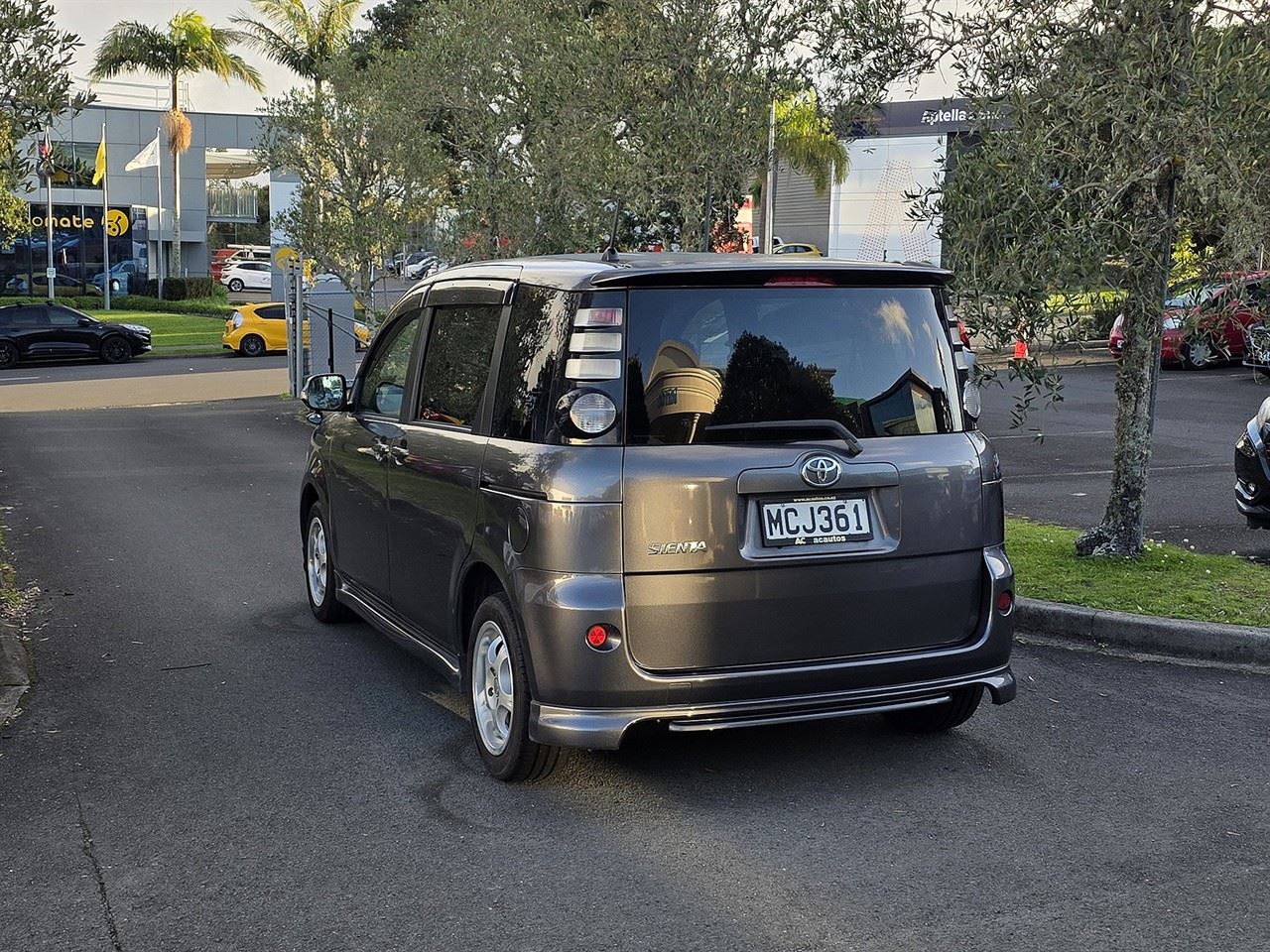 Vehicle image 4