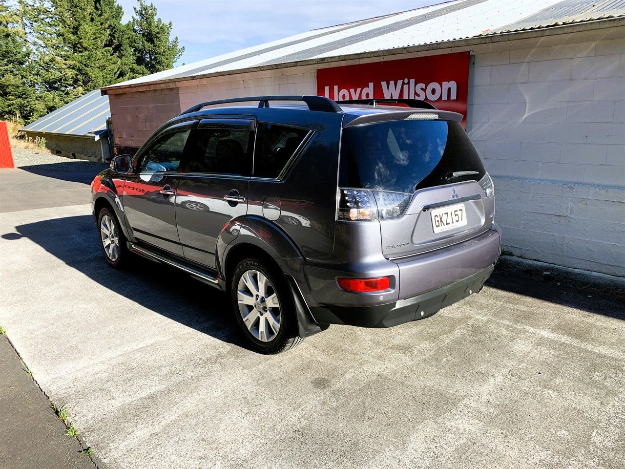 Vehicle image 5
