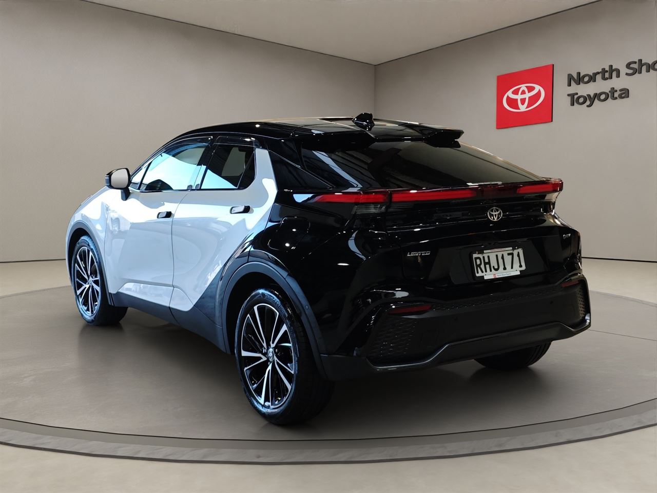 Vehicle image 5