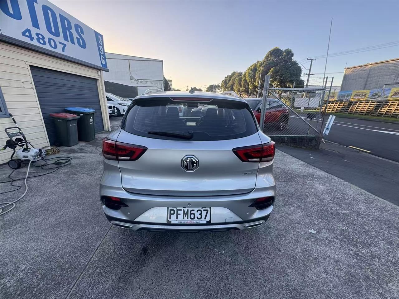 Vehicle image 4