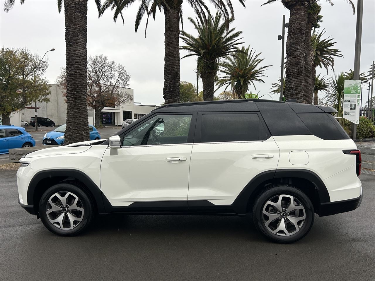 Vehicle image 4