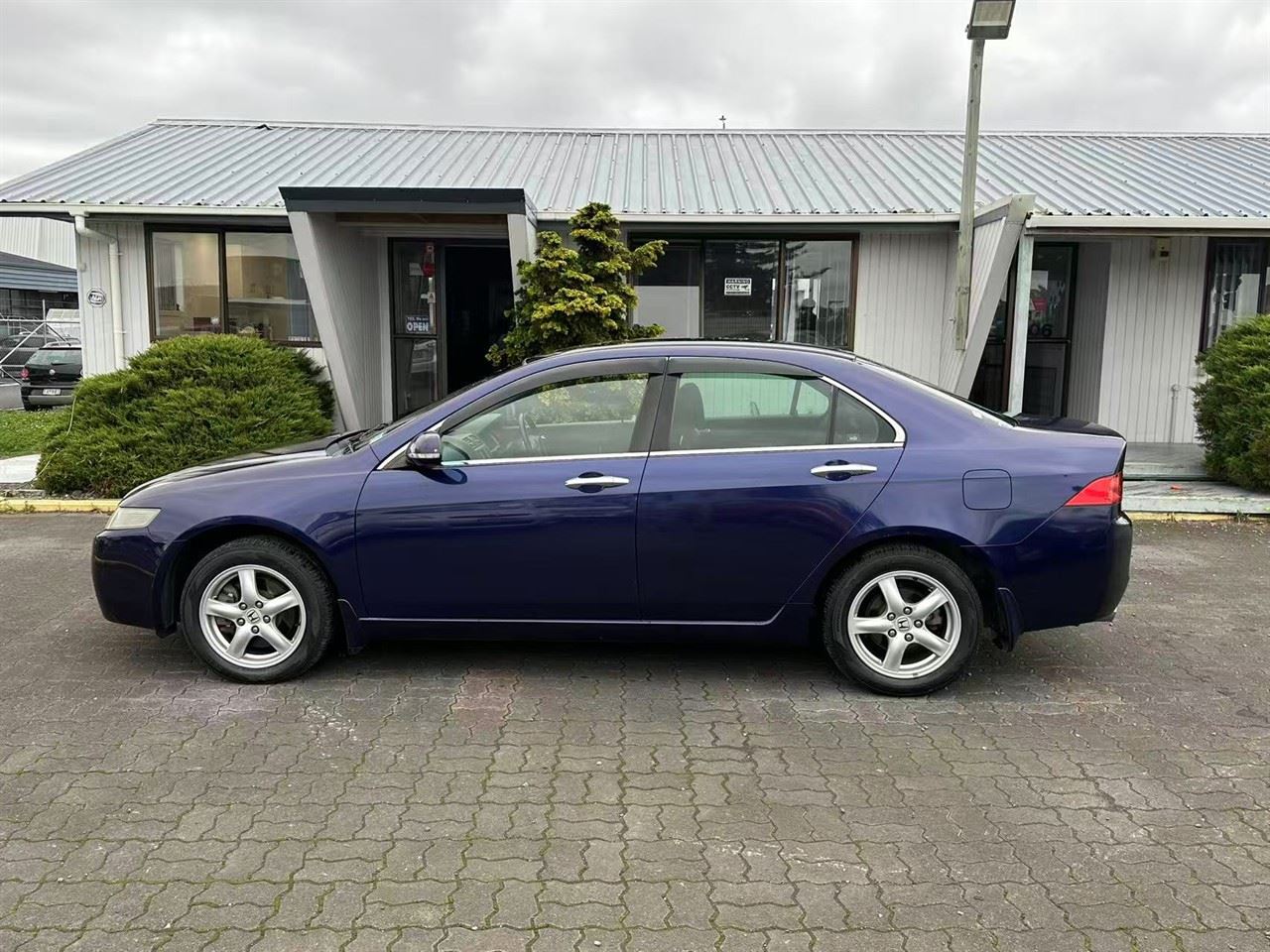 Vehicle image 4
