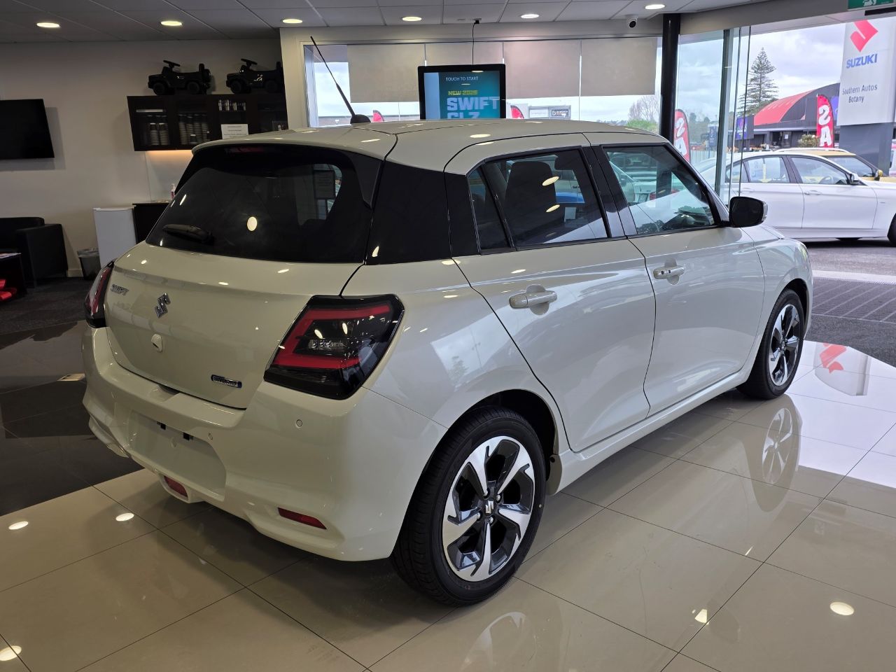 Vehicle image 4