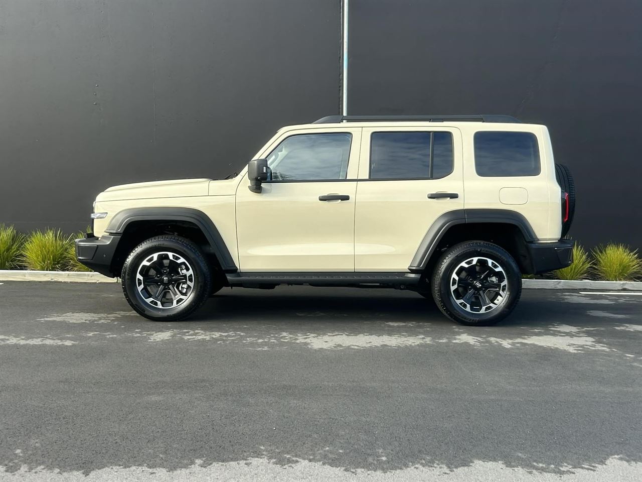 Vehicle image 5