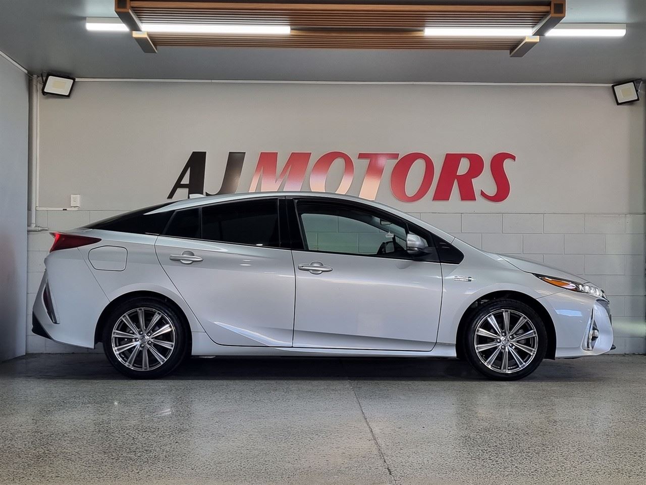 Vehicle image 5