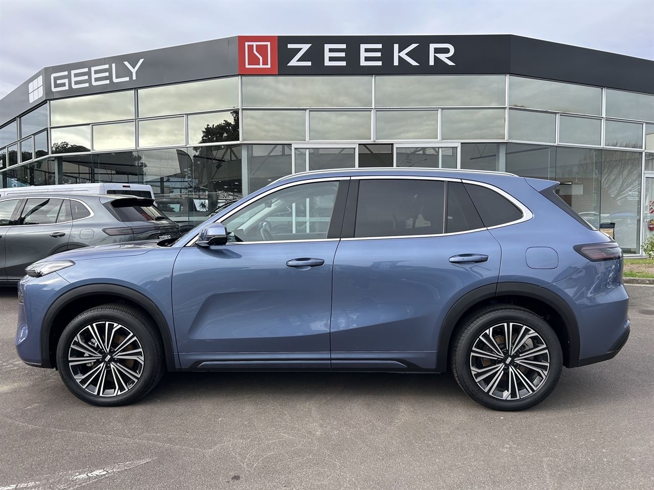 Vehicle image 4
