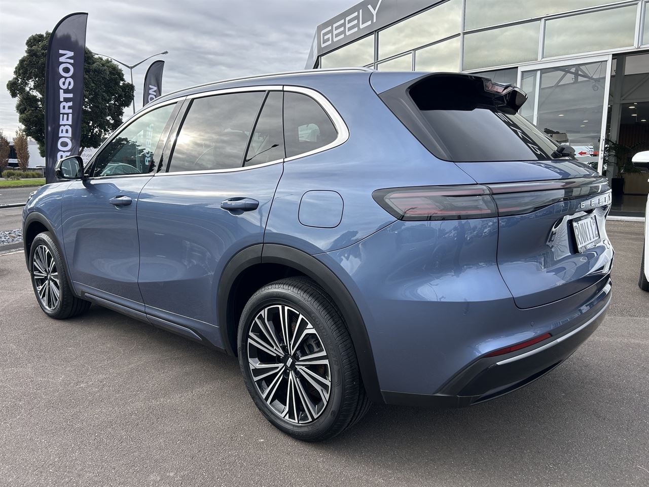 Vehicle image 5