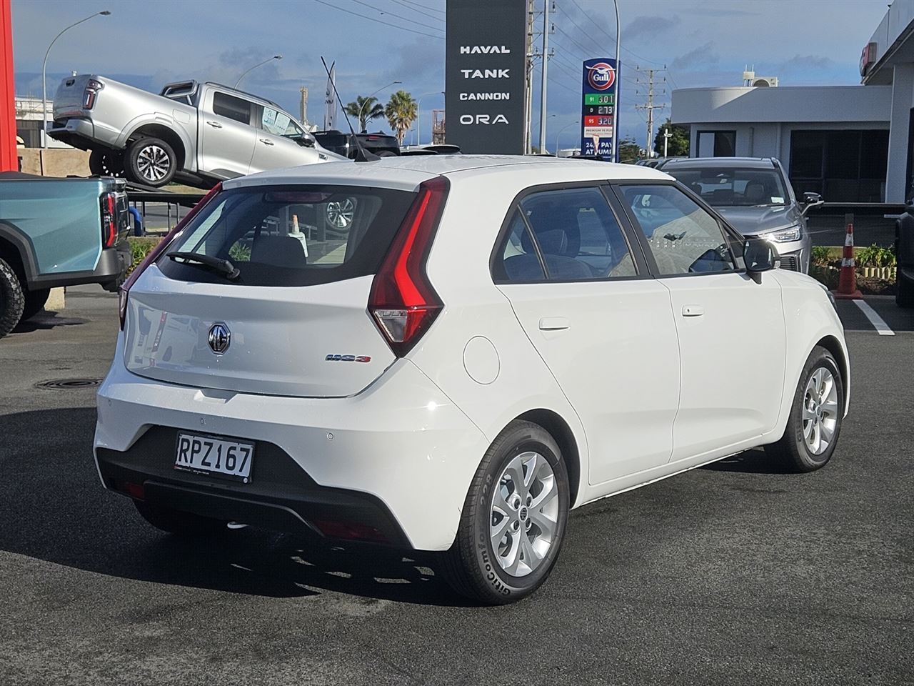Vehicle image 3