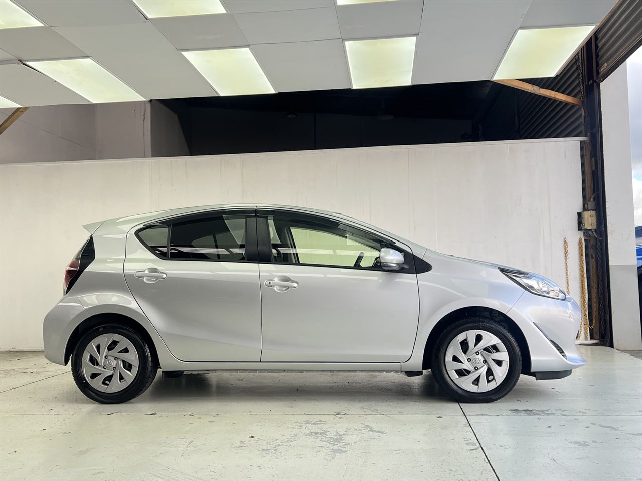 Vehicle image 5