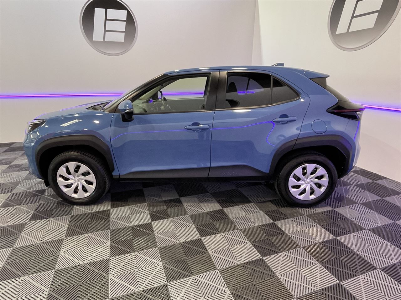 Vehicle image 5