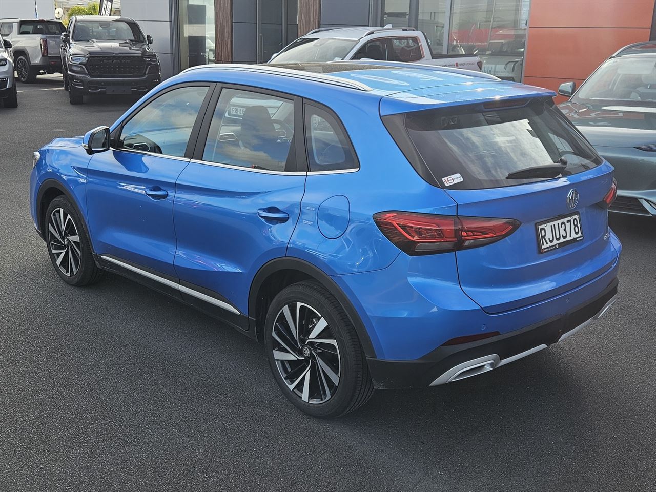 Vehicle image 4