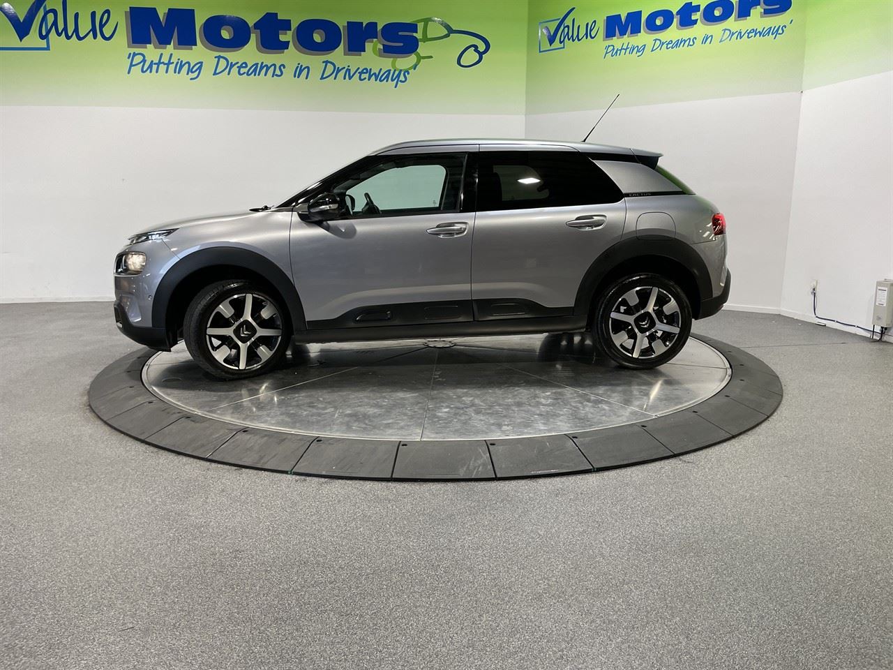Vehicle image 4