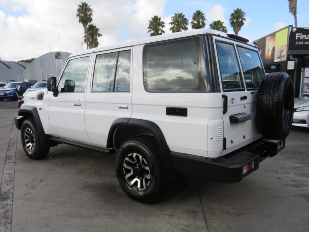 Vehicle image 5