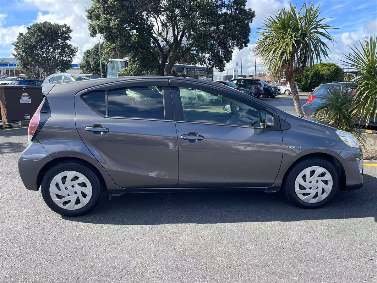 Vehicle image 4