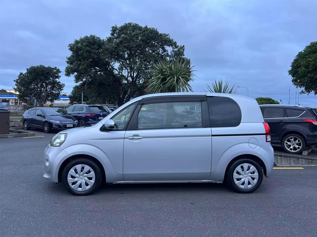 Vehicle image 4