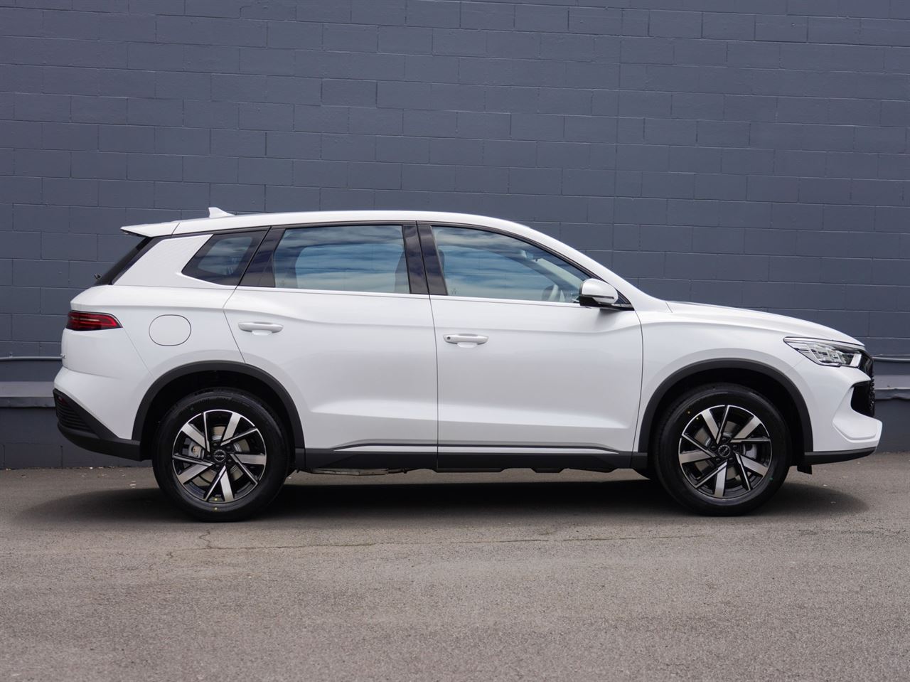 Vehicle image 4