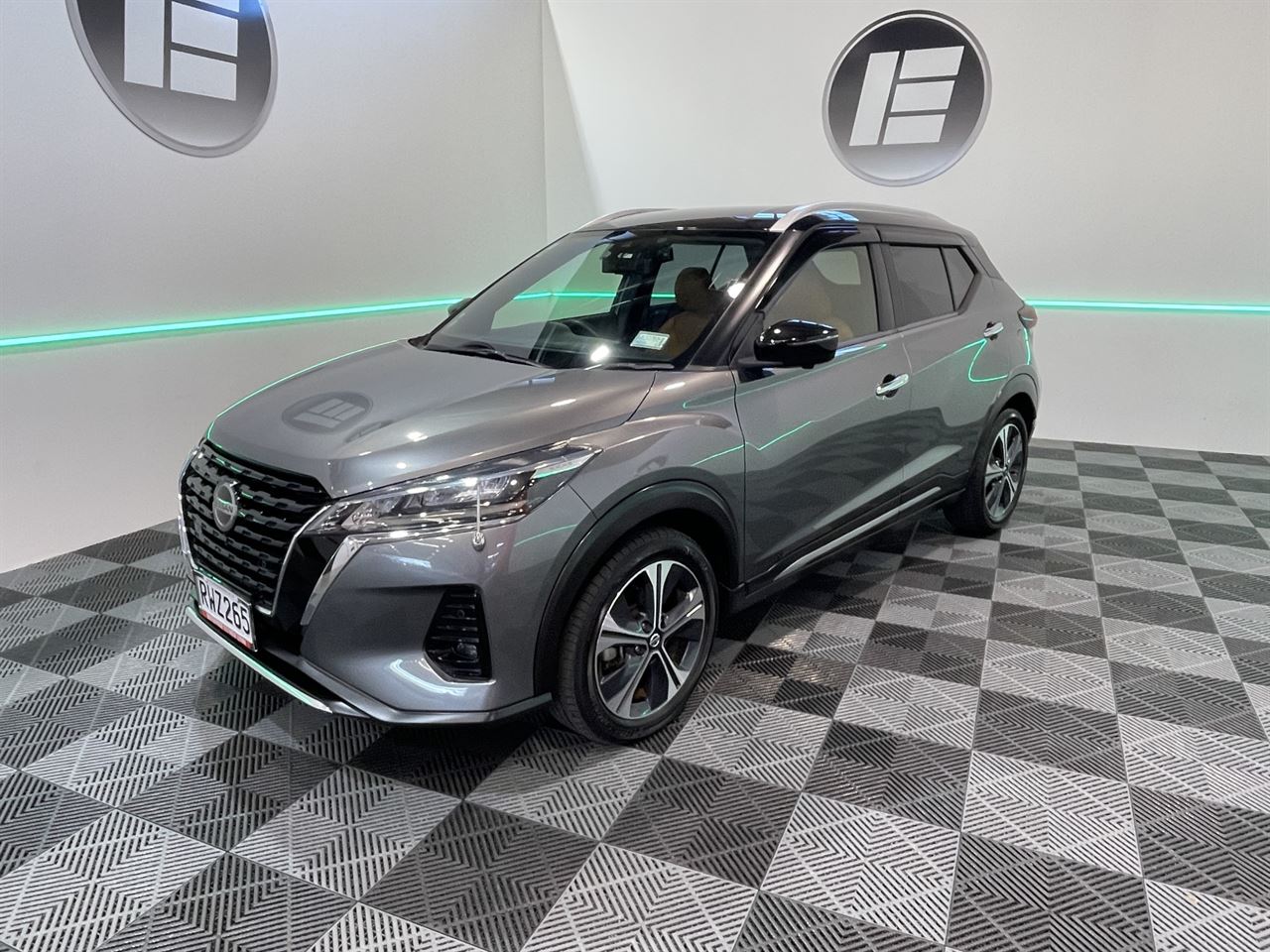 Vehicle image 3