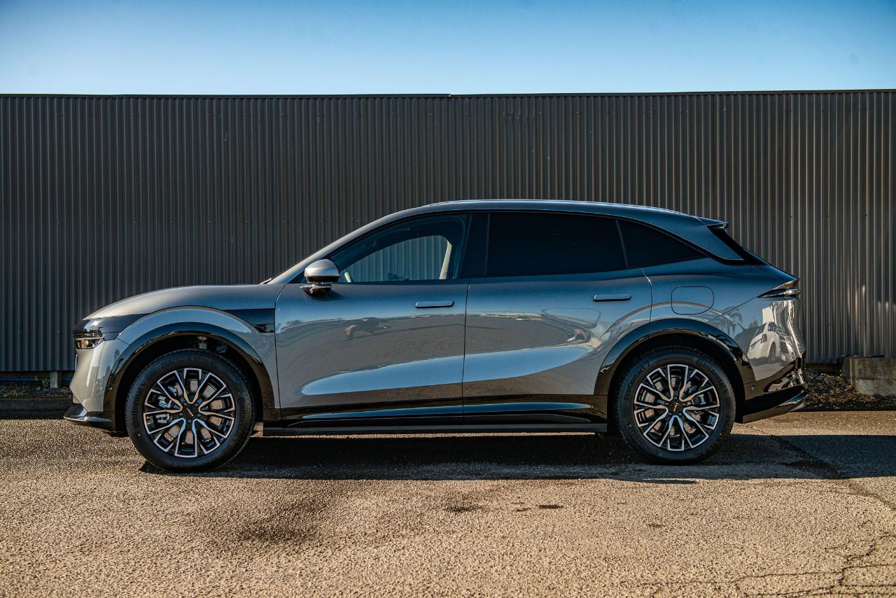 Vehicle image 4