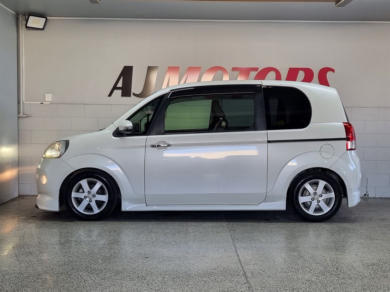 Vehicle image 5