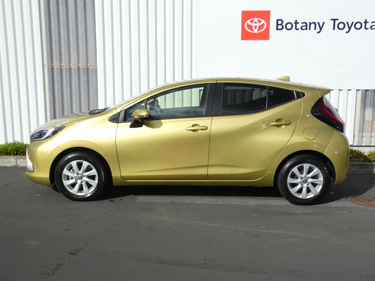 Vehicle image 4