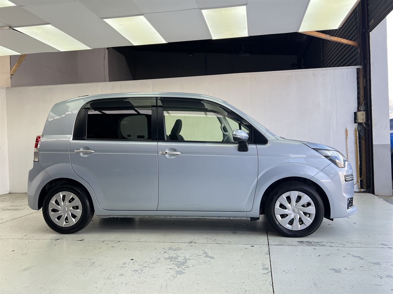 Vehicle image 4