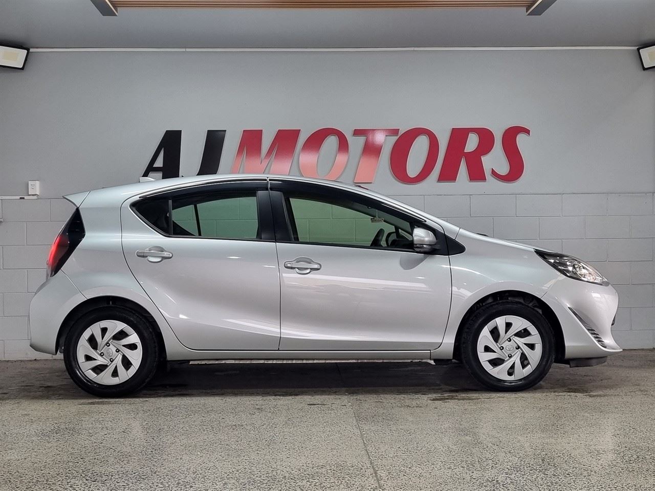 Vehicle image 5