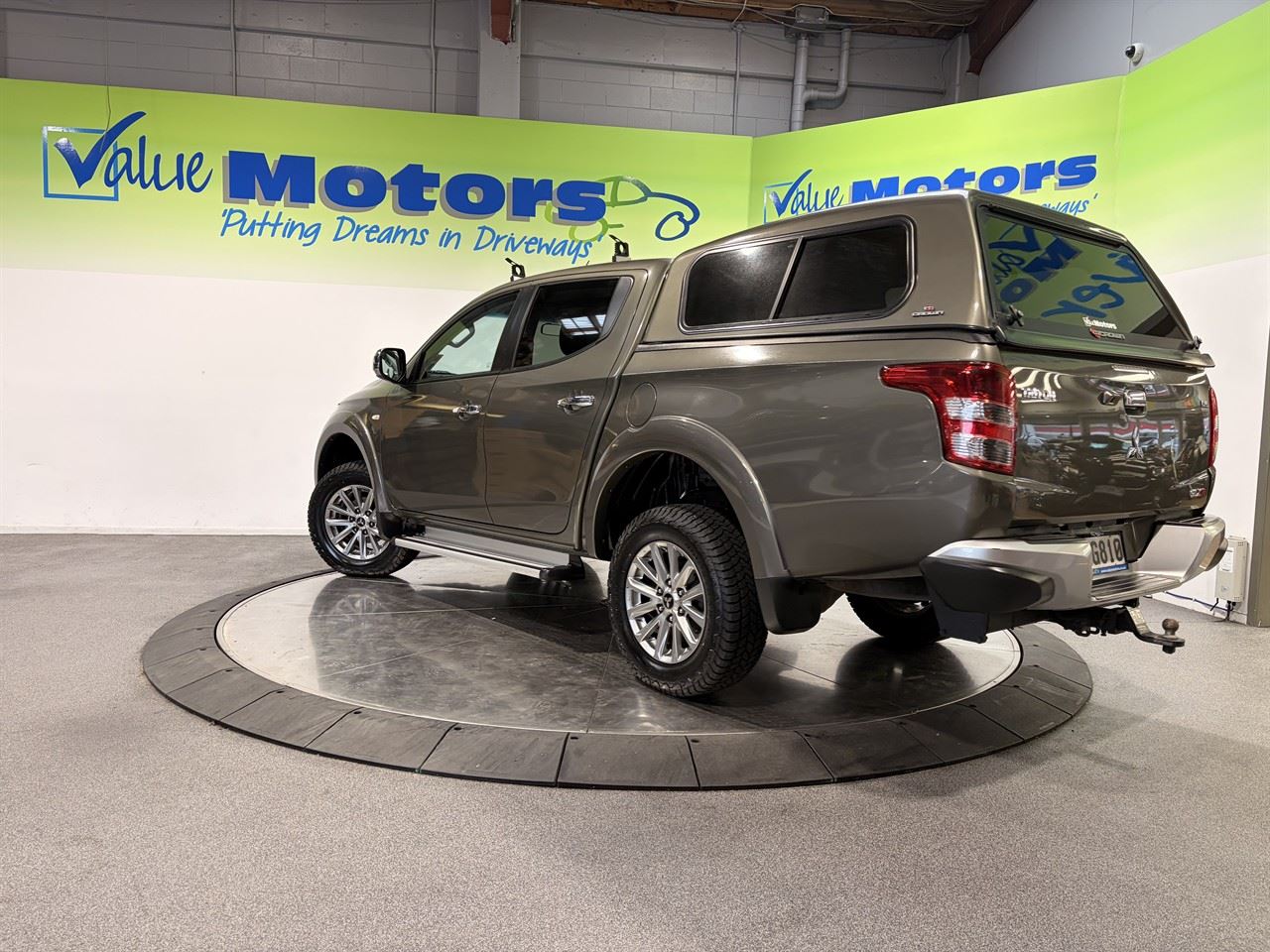 Vehicle image 5