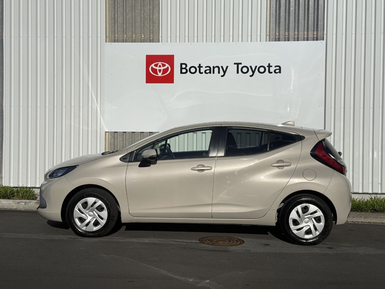 Vehicle image 5