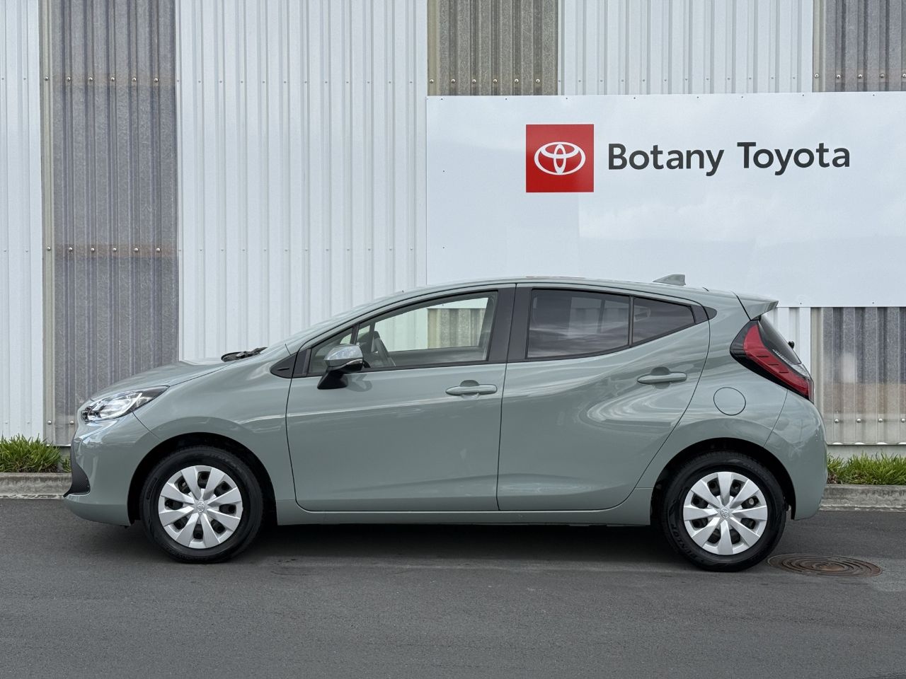 Vehicle image 4