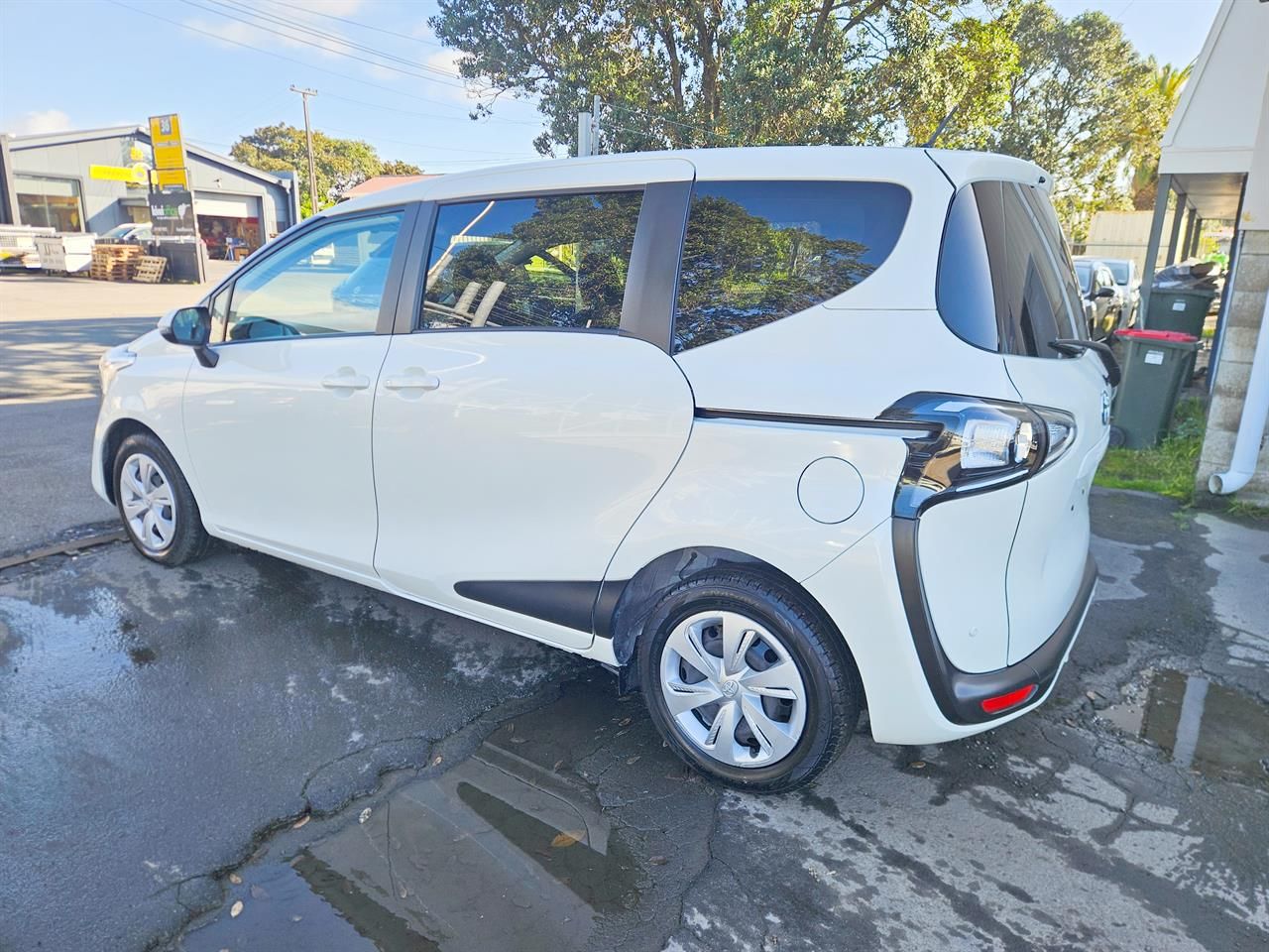 Vehicle image 5