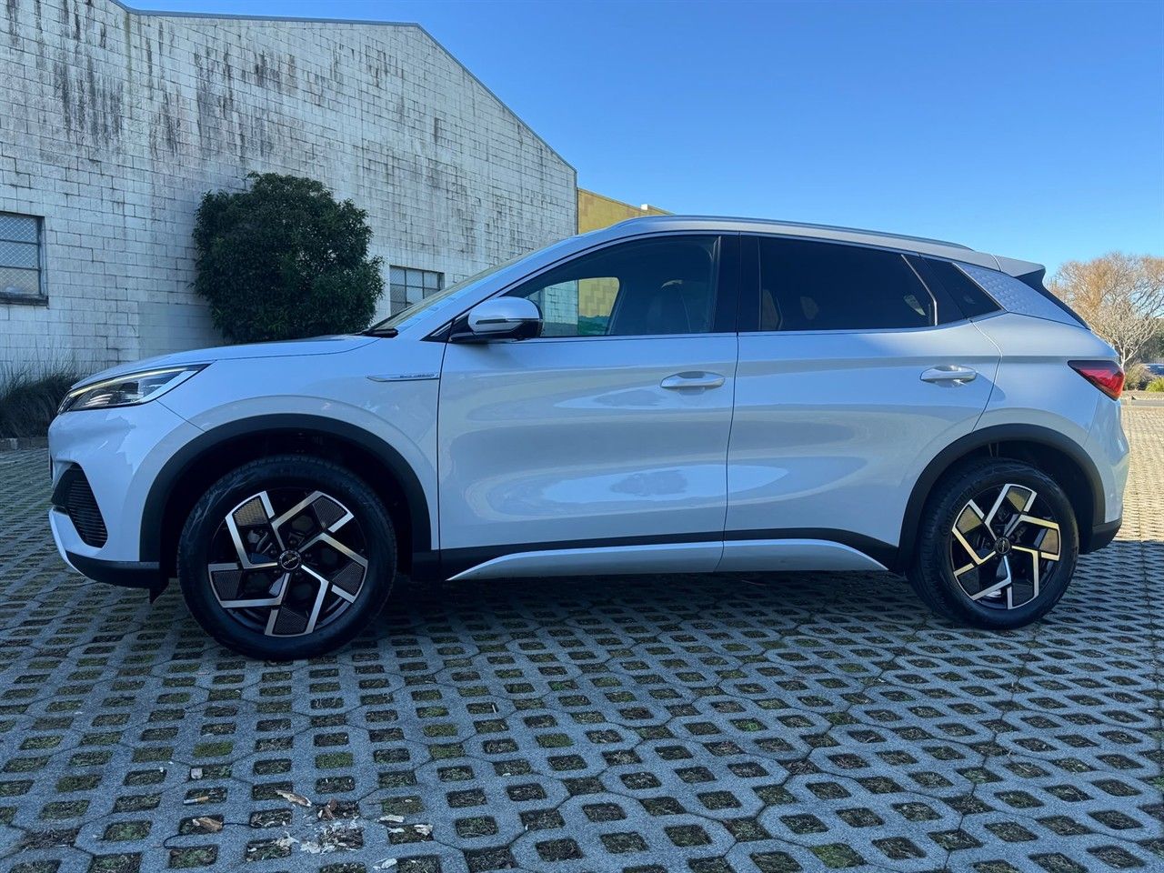 Vehicle image 4