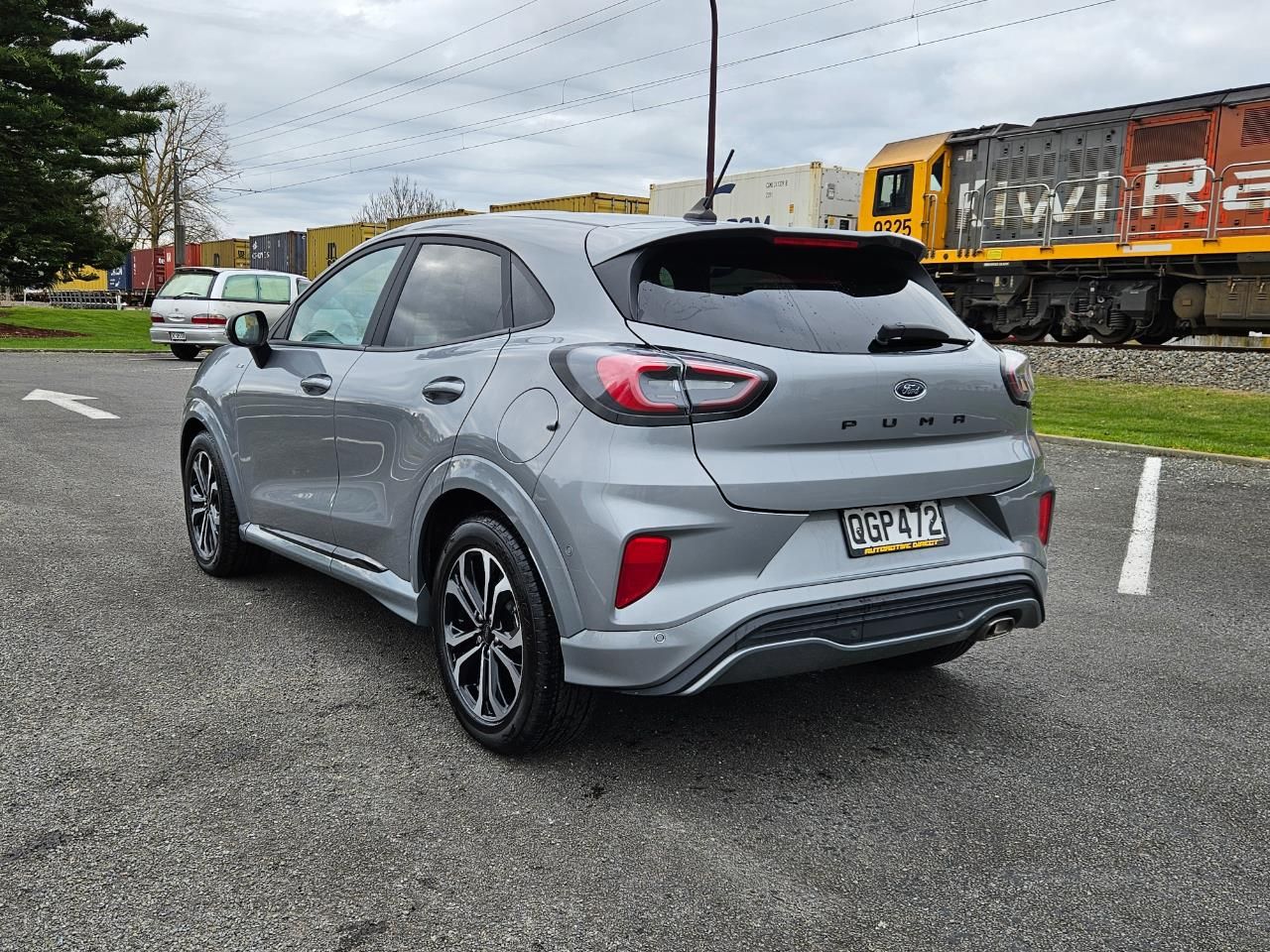 Vehicle image 5
