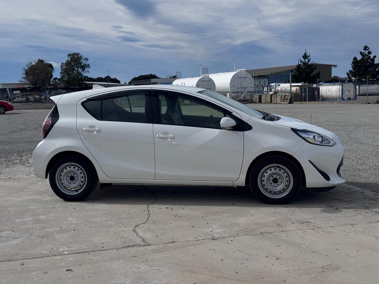Vehicle image 4