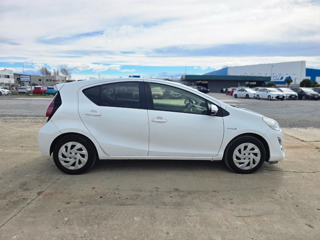 Vehicle image 4