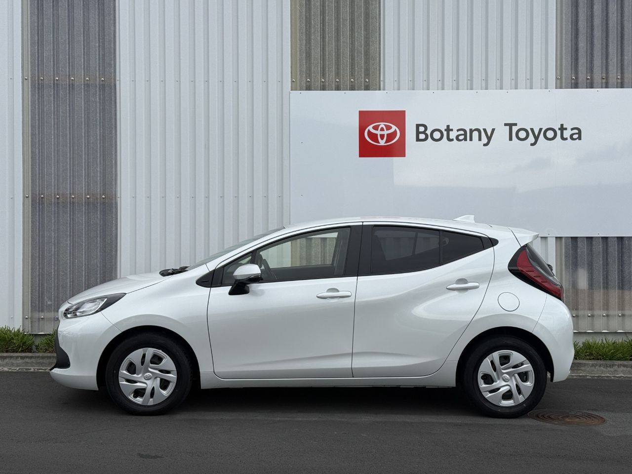Vehicle image 4