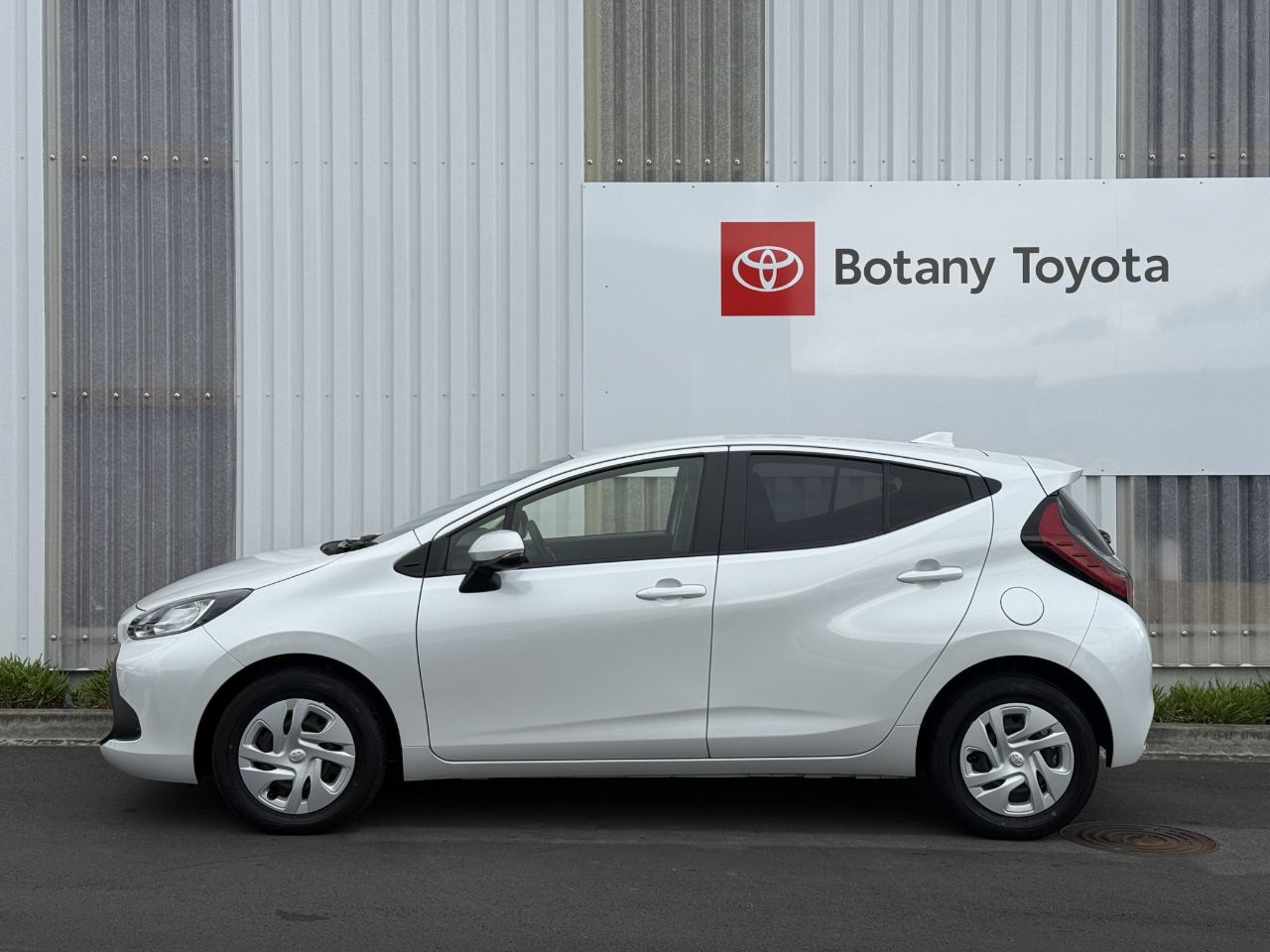Vehicle image 5